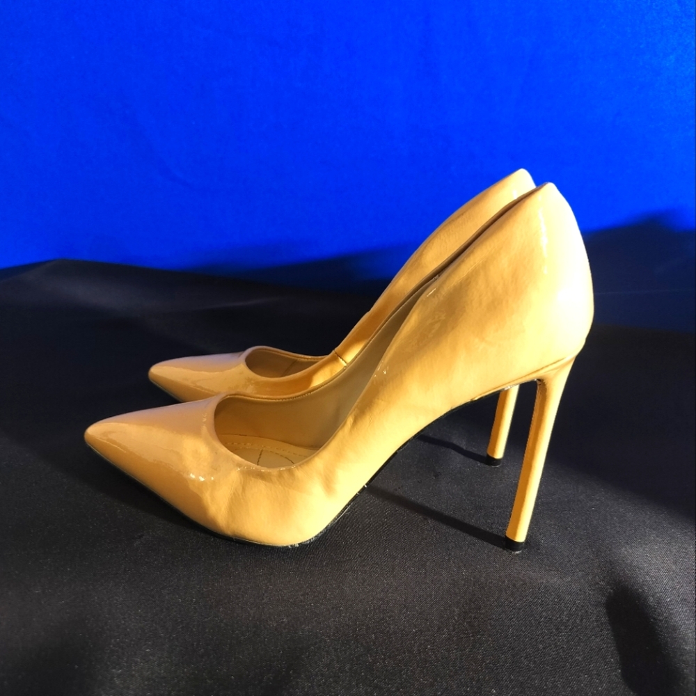 Beige Anne Michelle Closed Toed Pumps (Size 7)